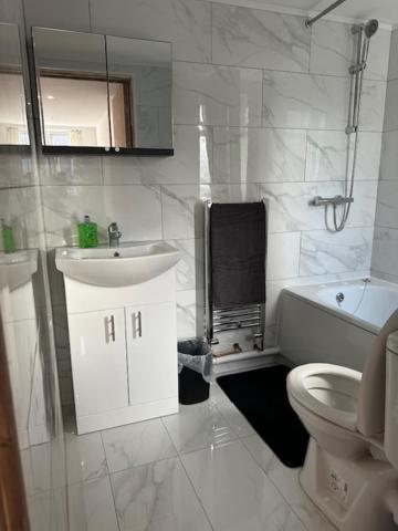 Luton Home Near Airport Private & Shared Bathroom Option Luaran gambar