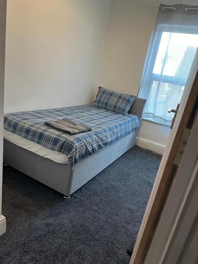 Luton Home Near Airport Private & Shared Bathroom Option Luaran gambar